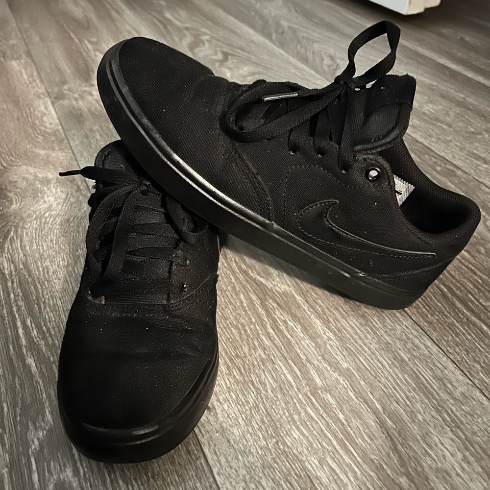 All black Nike SB